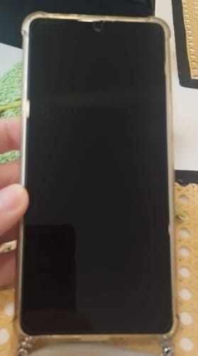 Rezensent zeigt die erfolgreich auf seinem Redmi-Handy angebrachte Schutzfolie.