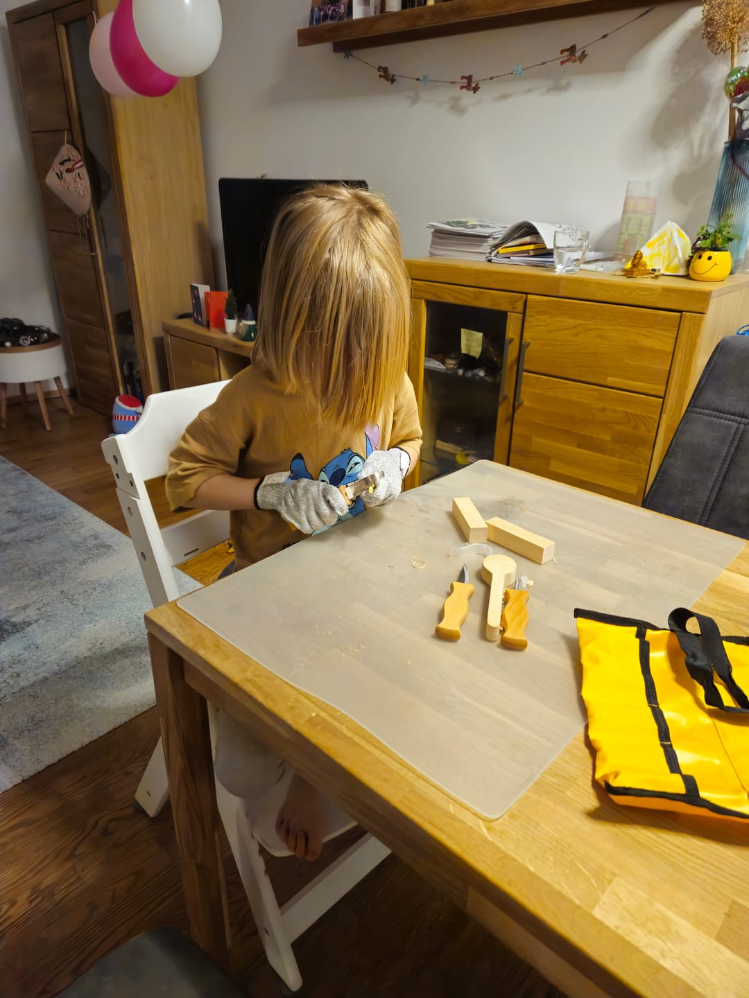Customer photo review of Schnitzset inkl. Lindenholz, Handschuhen und gelber Tasche