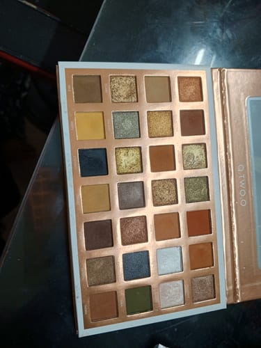 Customer photo review of O.TWO.O EYE ESSENCE PALETTE (28 COLORS EYESHADOW)