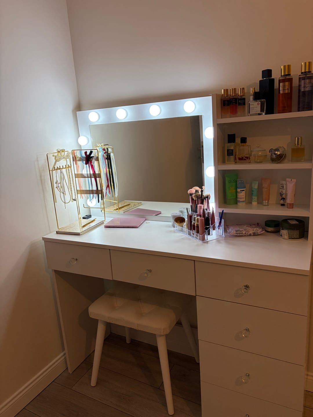 Customer photo review of Rani BJ162 Hollywood Işıklı Aynalı Kulis Makyaj Masası 6 Çekmeceli Takı Düzenleyici Puf Takım Beyaz