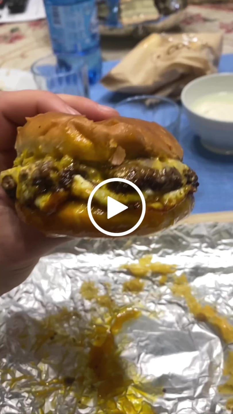 Customer video review of Rosa Supreme, la salsa burger di Mr.Dobelina
