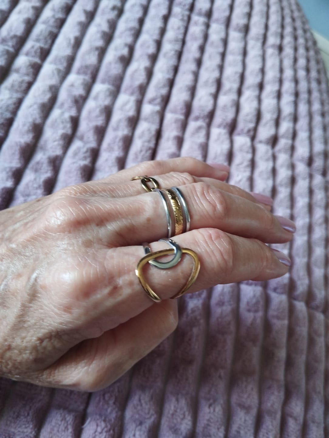 Customer photo review of Anel Laços de Luz Ajustável com Mix de Banhos Dourado e Prata
