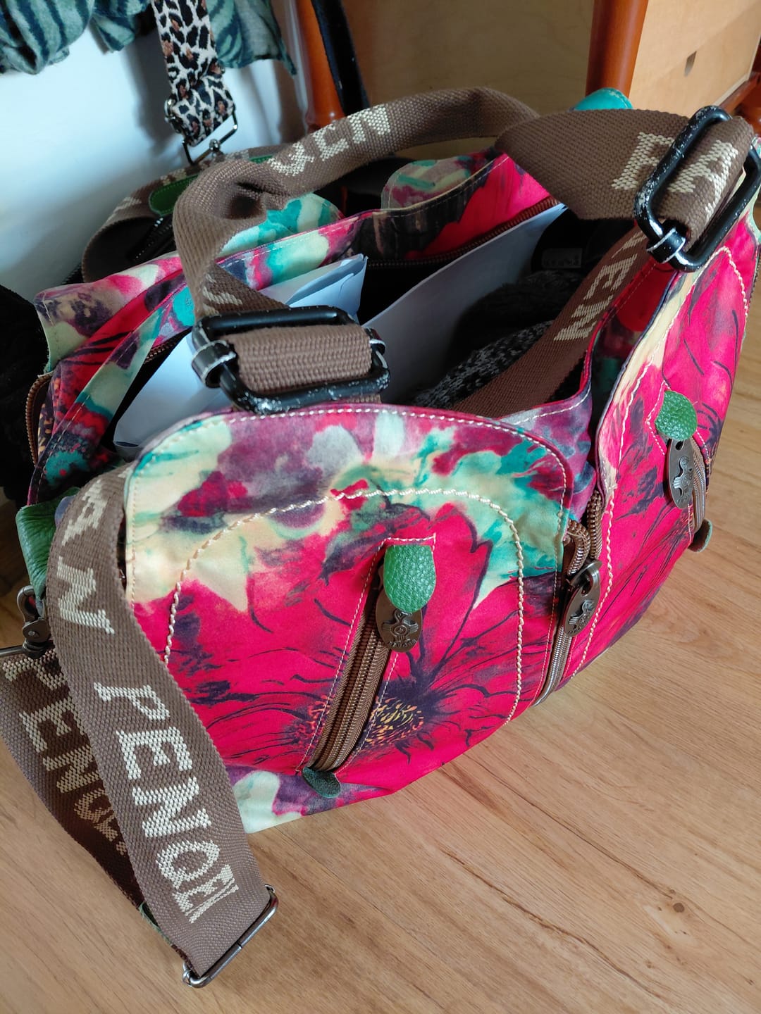 Customer photo review of Vintage Leather Spliced Flower Shoulder Bag