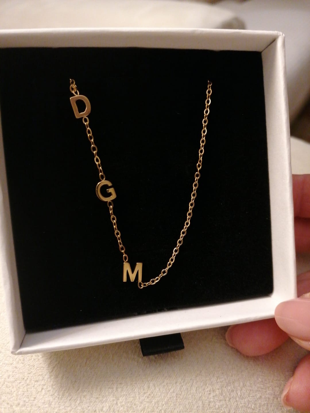 Customer photo review of Colar de Iniciais Laterais Personalizado