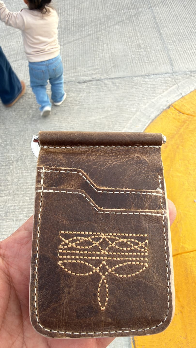 Customer photo review of Billetera de clip Cesar café vaquero ringle beige