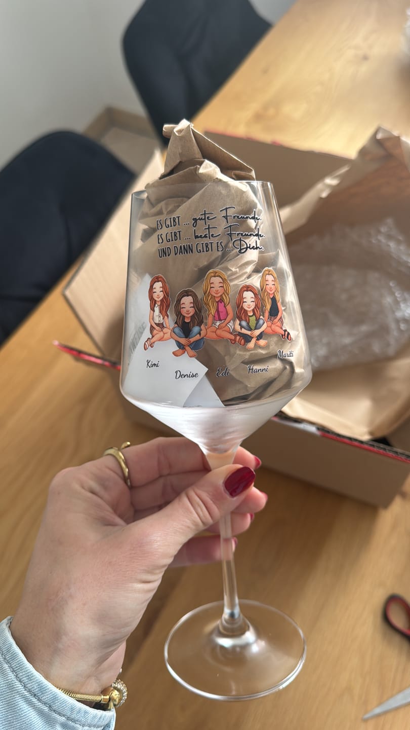 Customer photo review of Auf uns - Personalisiertes Weinglas für beste Freundinnen