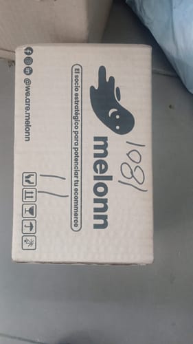 Cliente muestra la caja de envío para la Proteína Whey.