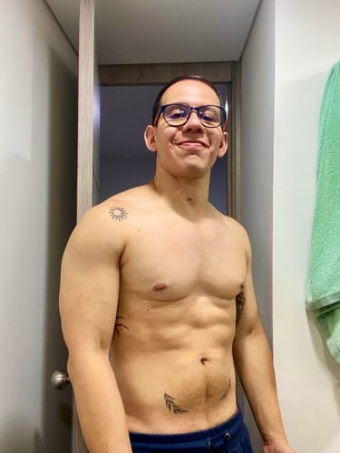 Cliente mostrando su físico musculoso como resultado del uso de la Creatina Monohidrato.