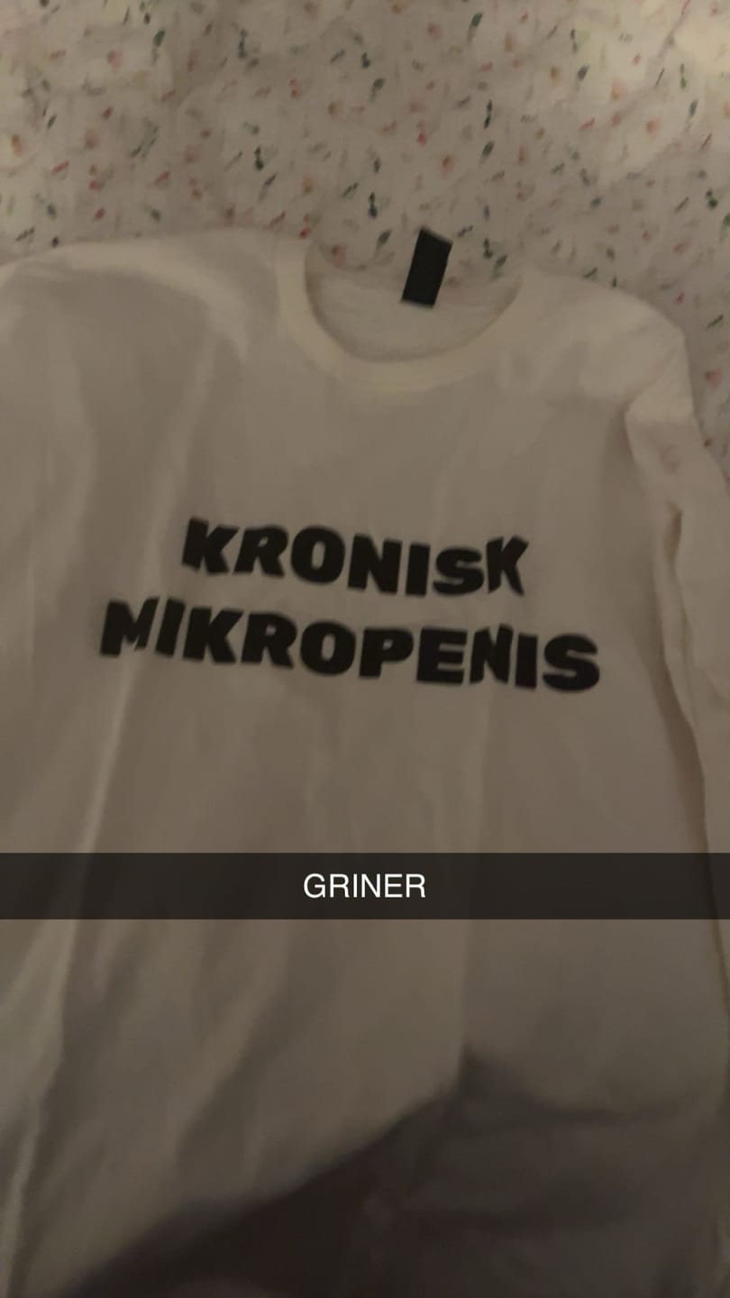 Customer photo review of KRONISK MIKROPENIS  - T-SKJORTE