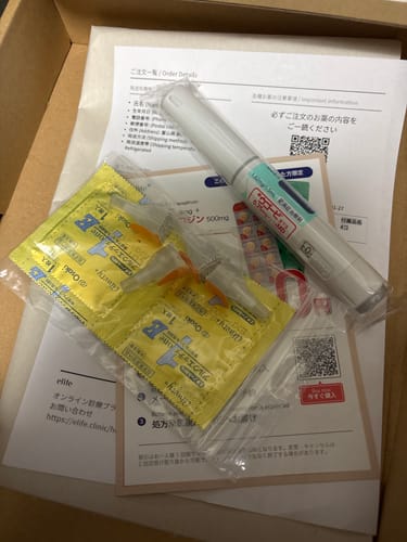 レビュアーが投稿した、箱の中に入っているウゴービのペン型注射器と付属品。