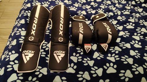 Customer photo review of Guantes + Canilleras Kara F6 + Vendas WX