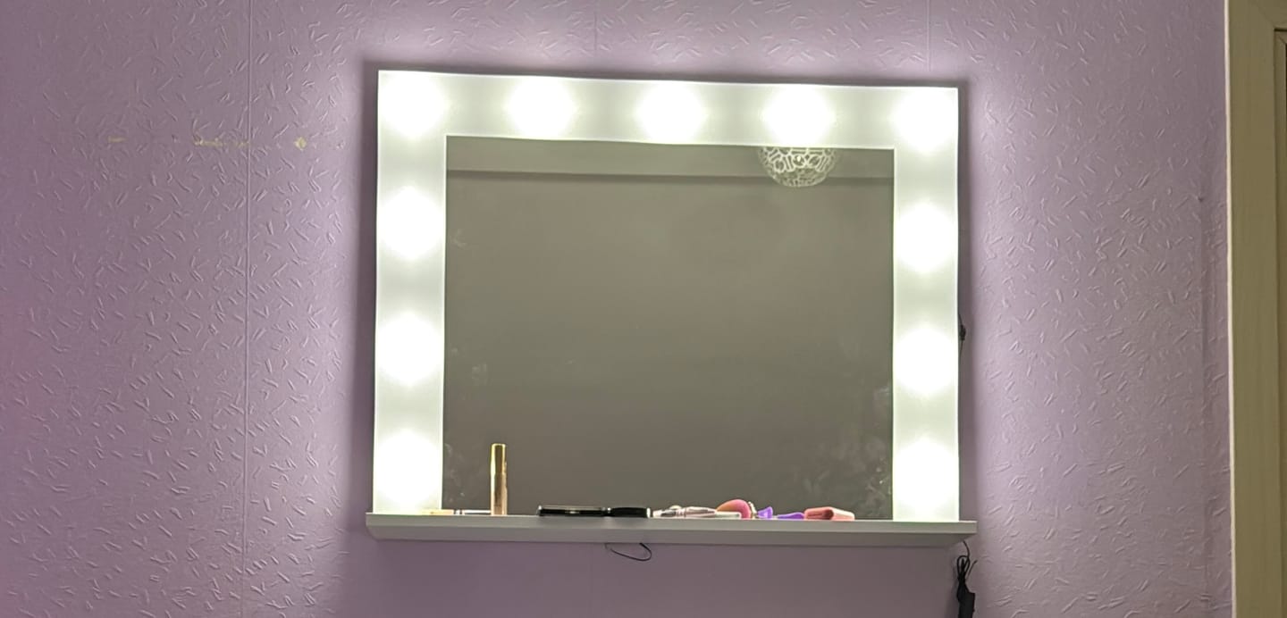 Customer photo review of Rani BJ118 Hollywood Işıklı Aynalı Kulis Makyaj Masası Cam Tablalı 13 Çekmeceli Takı Düzenleyici Beyaz
