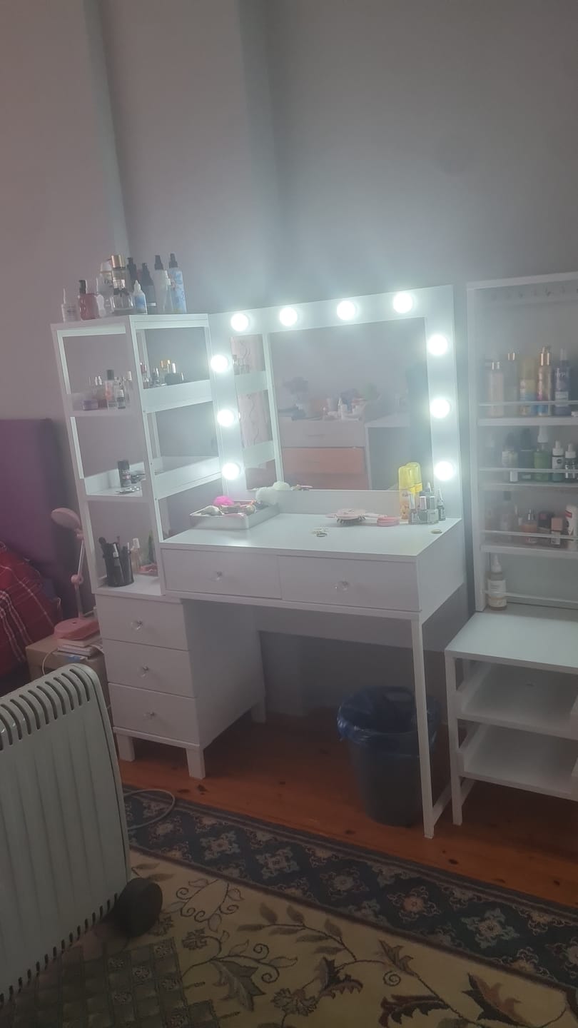 Customer photo review of Rani BJ154 Hollywood Işıklı Aynalı Kulis Makyaj Masası 5 Çekmeceli Açık Raflı Takı Düzenleyici Beyaz
