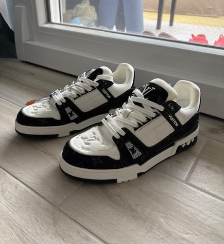 Recensione con foto di un cliente su Sneakers LV Trainer Nera/Bianca