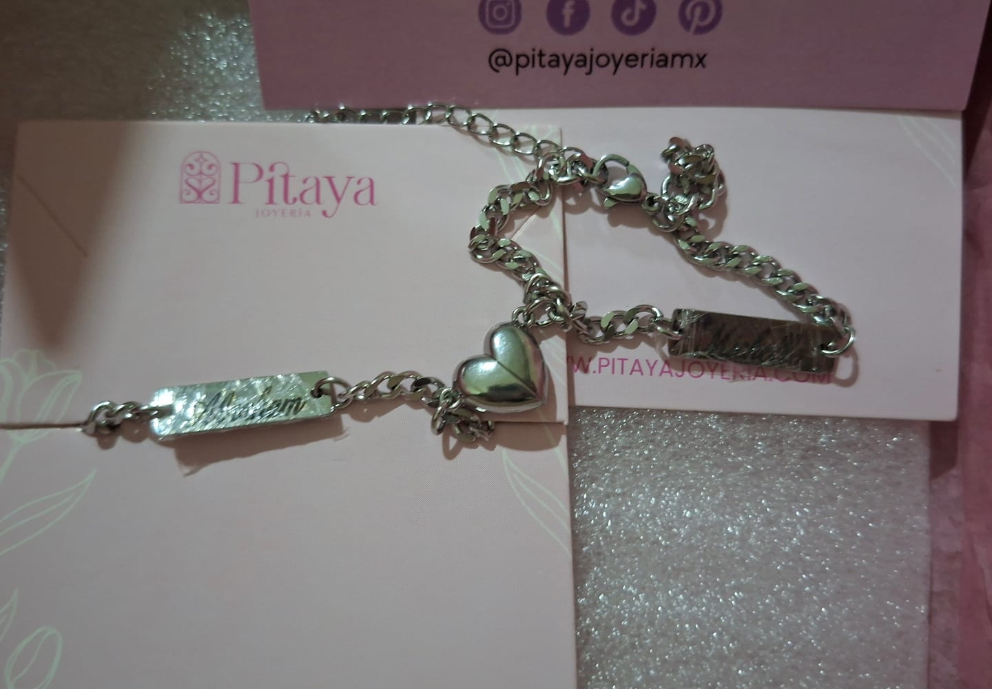 Customer photo review of Pulseras de Pareja con Imán de Corazón Personalizada