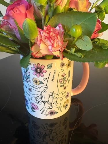 Kundens Kärleksmugg som används som vas för en vacker blombukett.