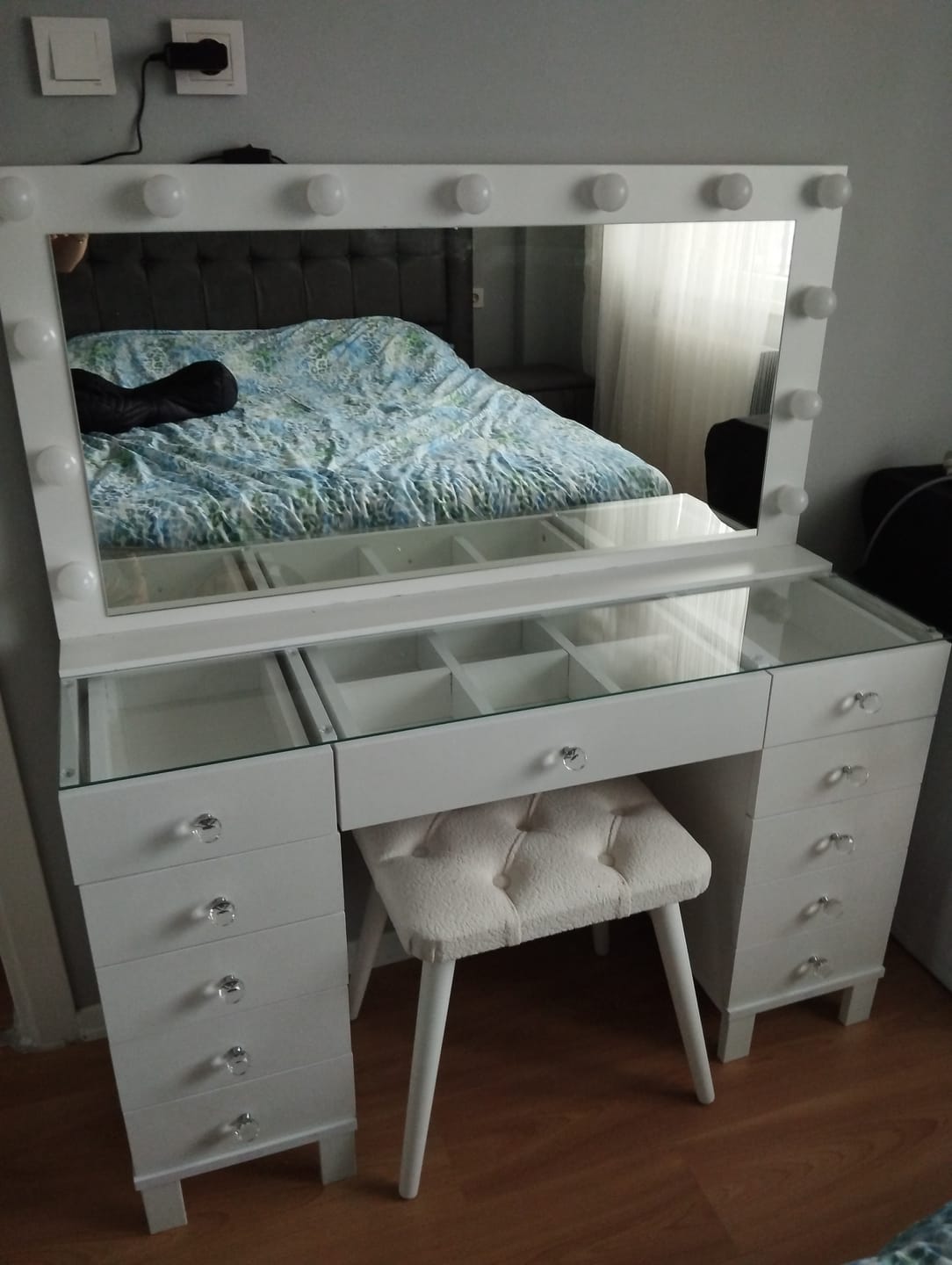 Customer photo review of Rani BJ163 Hollywood Işıklı Aynalı Kulis Makyaj Masası Cam Tablalı 11 Çekmeceli Takı Düzenleyici Puf Takım Beyaz