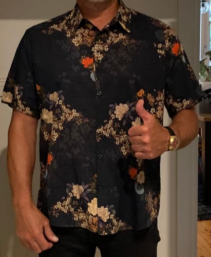 Customer photo review of Men's Retro Floral Vacation Button Up Short Sleeve Shirt