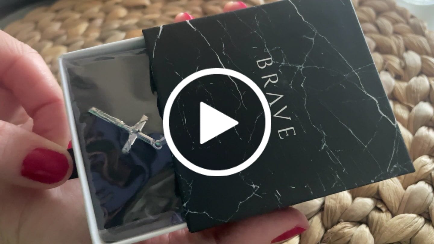 Customer video review of Collar Hombre BRAVE Cruz Jesucristo