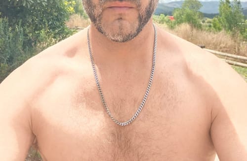 Primer plano de un cliente luciendo la Cadena Miami Cuban de 5 mm en su pecho.