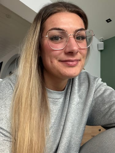 Eine Kundin zeigt das Ergebnis ihrer Wimpernverlängerung, die mit dem DIY SUPER BOND BLACK PRO Kleber angebracht wurde.