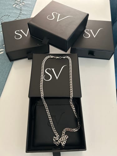 Cliente muestra la brillante Cadena Miami Cuban 5mm dentro de su caja negra.