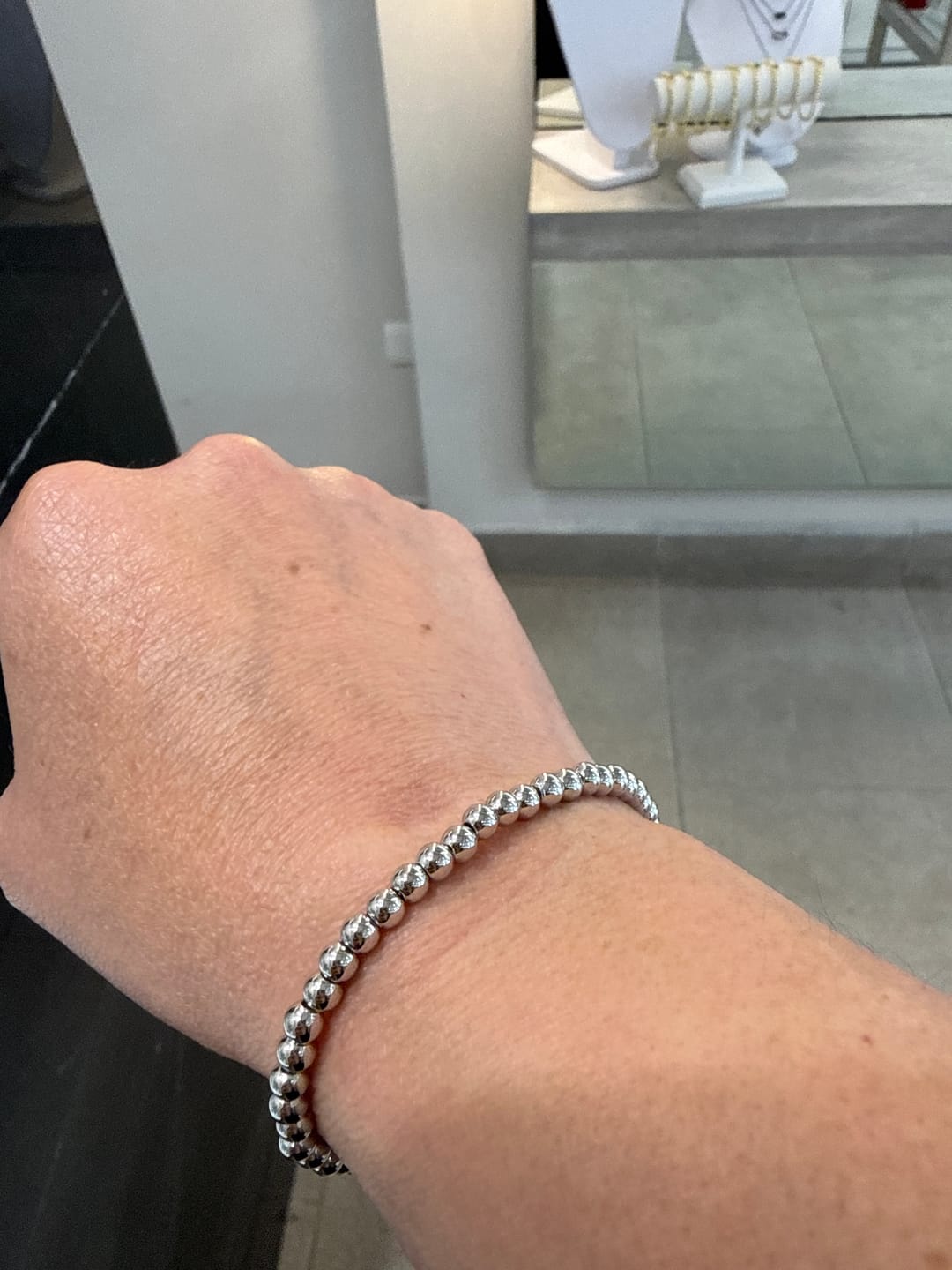 Customer photo review of Pulsera Plateada Bolitas Birthstone Cuadrado