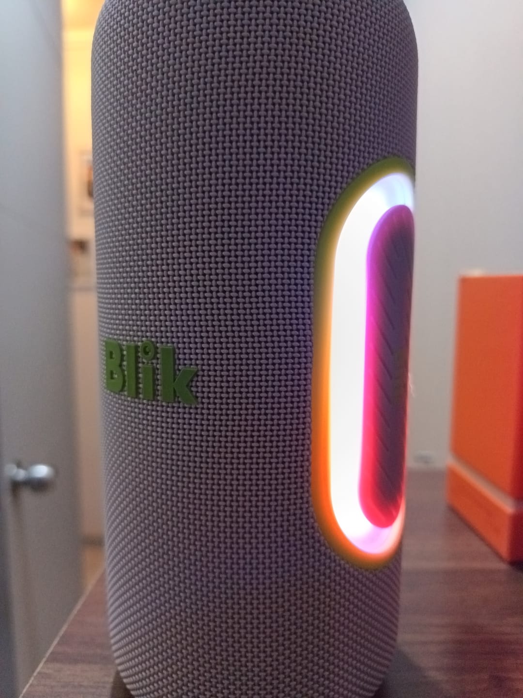 Customer photo review of Parlante Bluetooth Portátil Blik Hypebass40 40W IPX5 8 Hrs Crema