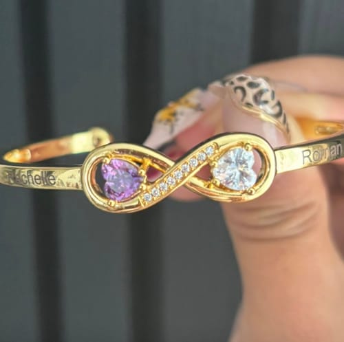 Customer photo review of Bracelet Personnalisé avec Noms et Pierres de Naissance en Forme de Cœur - Cadeau Émotionnel et Élégant
