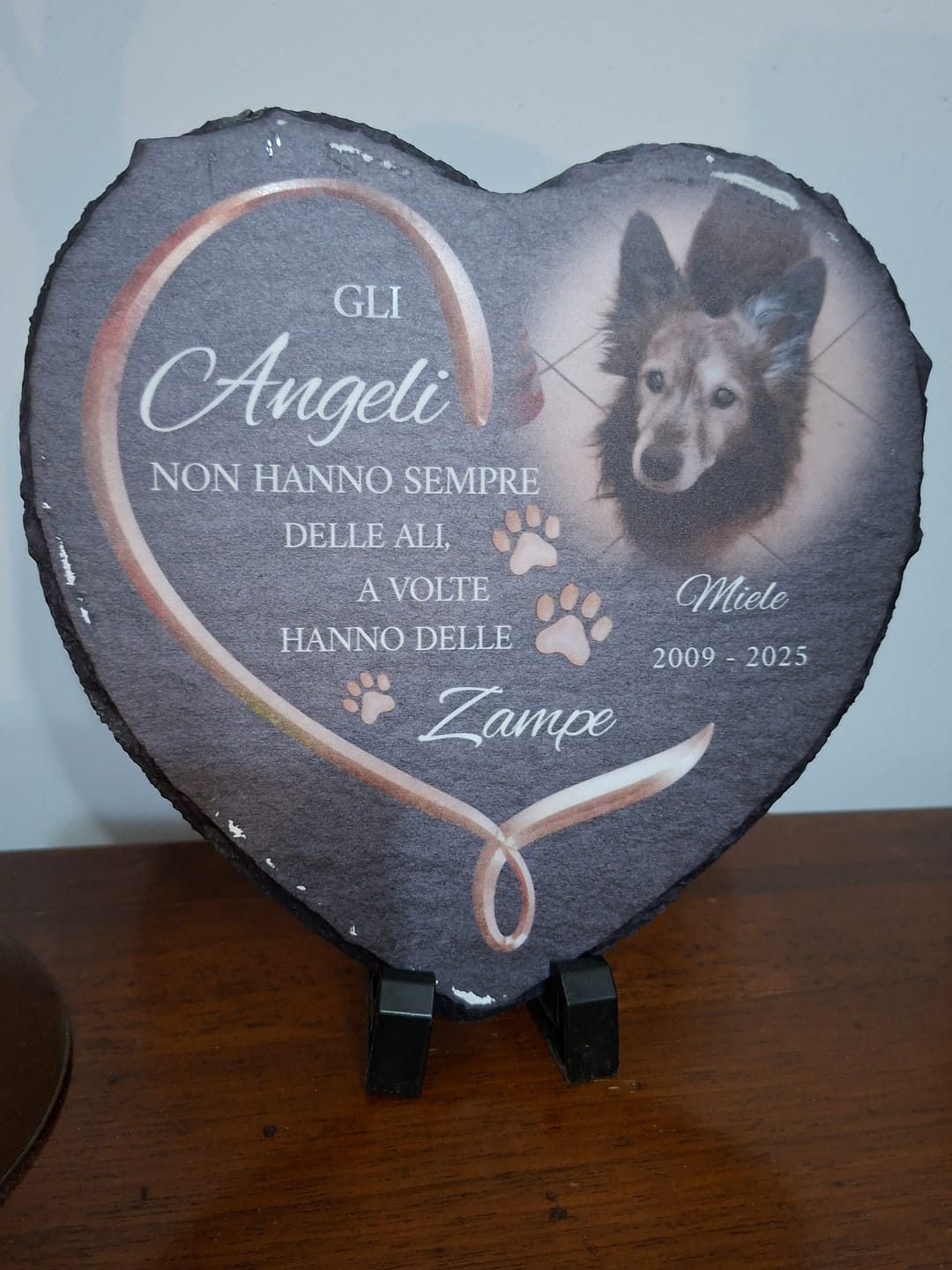 Customer photo review of Gli angeli hanno delle zampe - Cuore in ardesia personalizzato