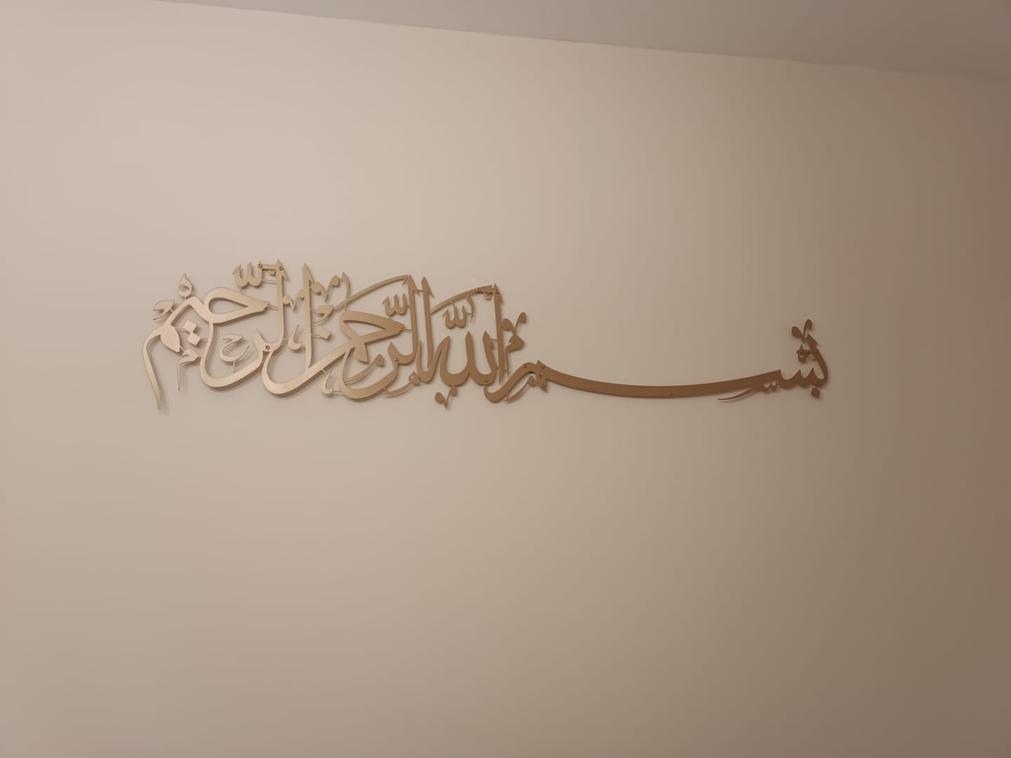 Customer photo review of Besmele Yazılı Metal Tablo – Arapça Sülüs Hat İslami Duvar Dekoru