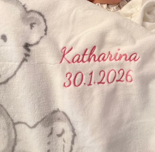 Customer photo review of Rosa Kleiner Lieblingsmensch Babydecke mit Namen bestickt 75x100cm