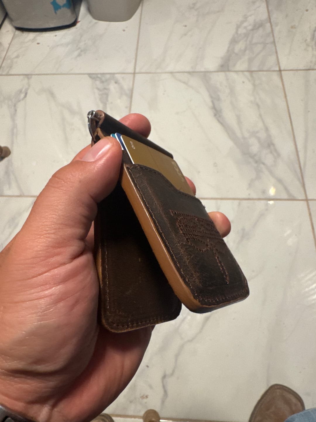 Customer photo review of Billetera de clip César – Piel café bravo con ringle bordado café chocolate
