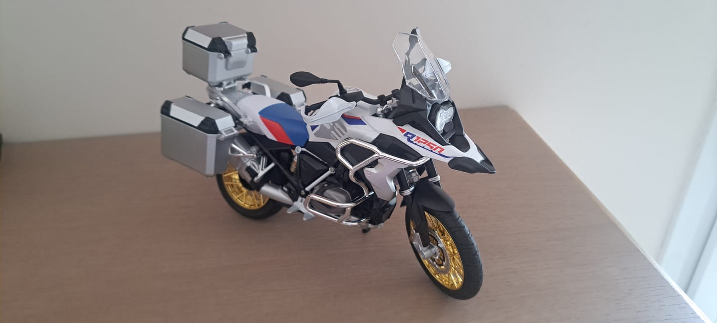 Customer photo review of Miniature moto routière allemande 1:9 - Feux fonctionnels