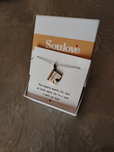 Customer photo review of Collana Libro con frase ✦ La vita è un Brivido che Vola Via
