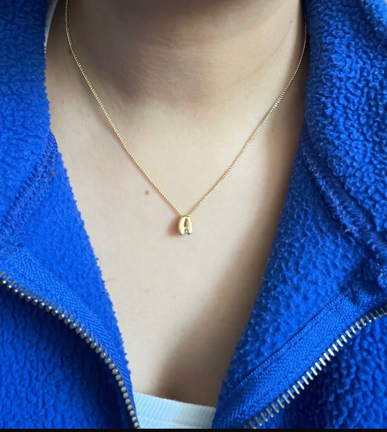 Customer photo review of Collar Dorado Inicial Mini Bubble