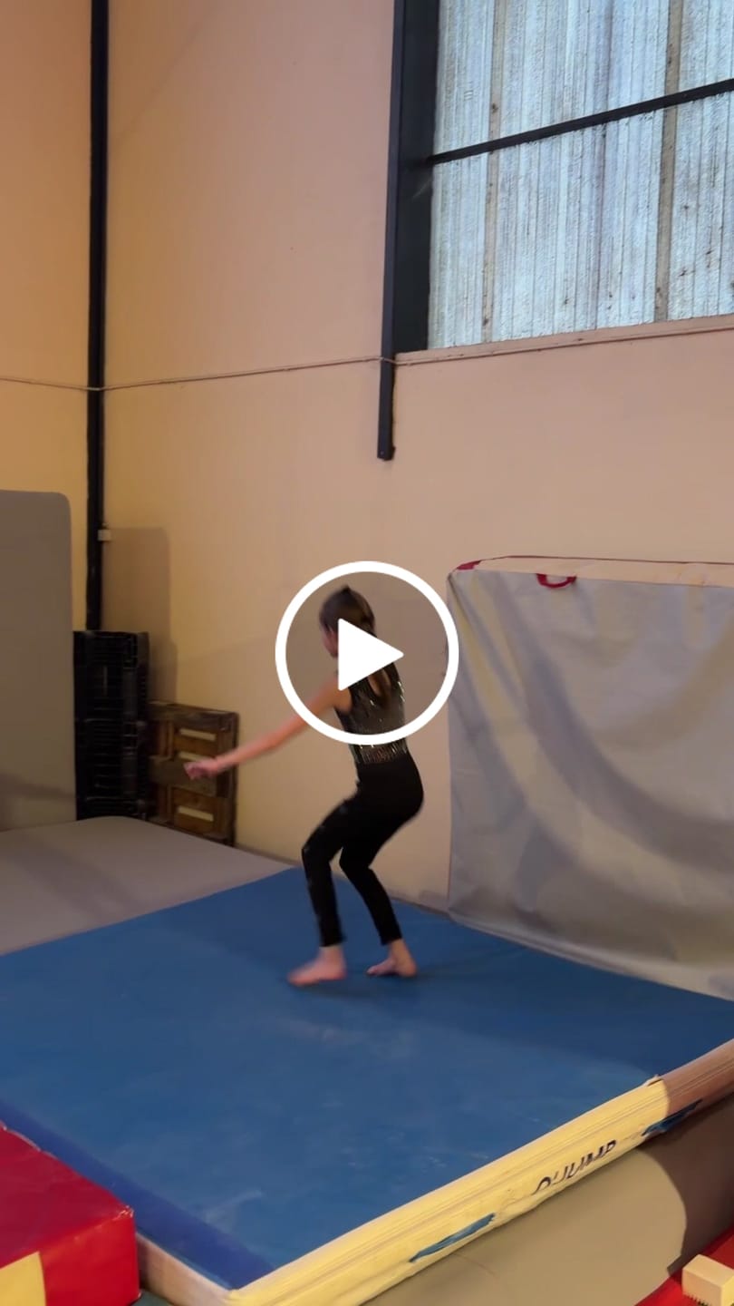 Customer video review of Justaucorps de Gym Noir à strass-lycra premium doublé, manches courtes