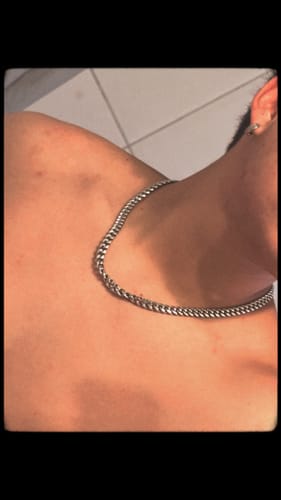 Cliente mostrando la Cadena Cuban Link 8mm plateada en su cuello.