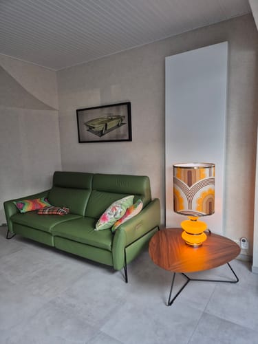 De HKliving Bubble Lampenvoet van een klant, verlicht op een salontafel met een grote retro lampenkap.