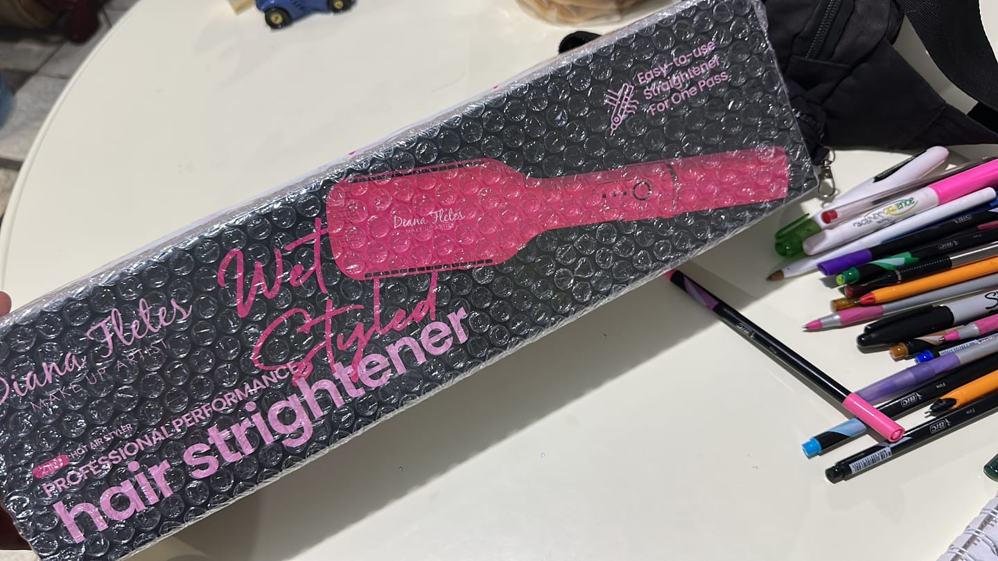 Customer photo review of Plancha 2 en 1 Diana Fletes Para Cabello Húmedo y Seco.