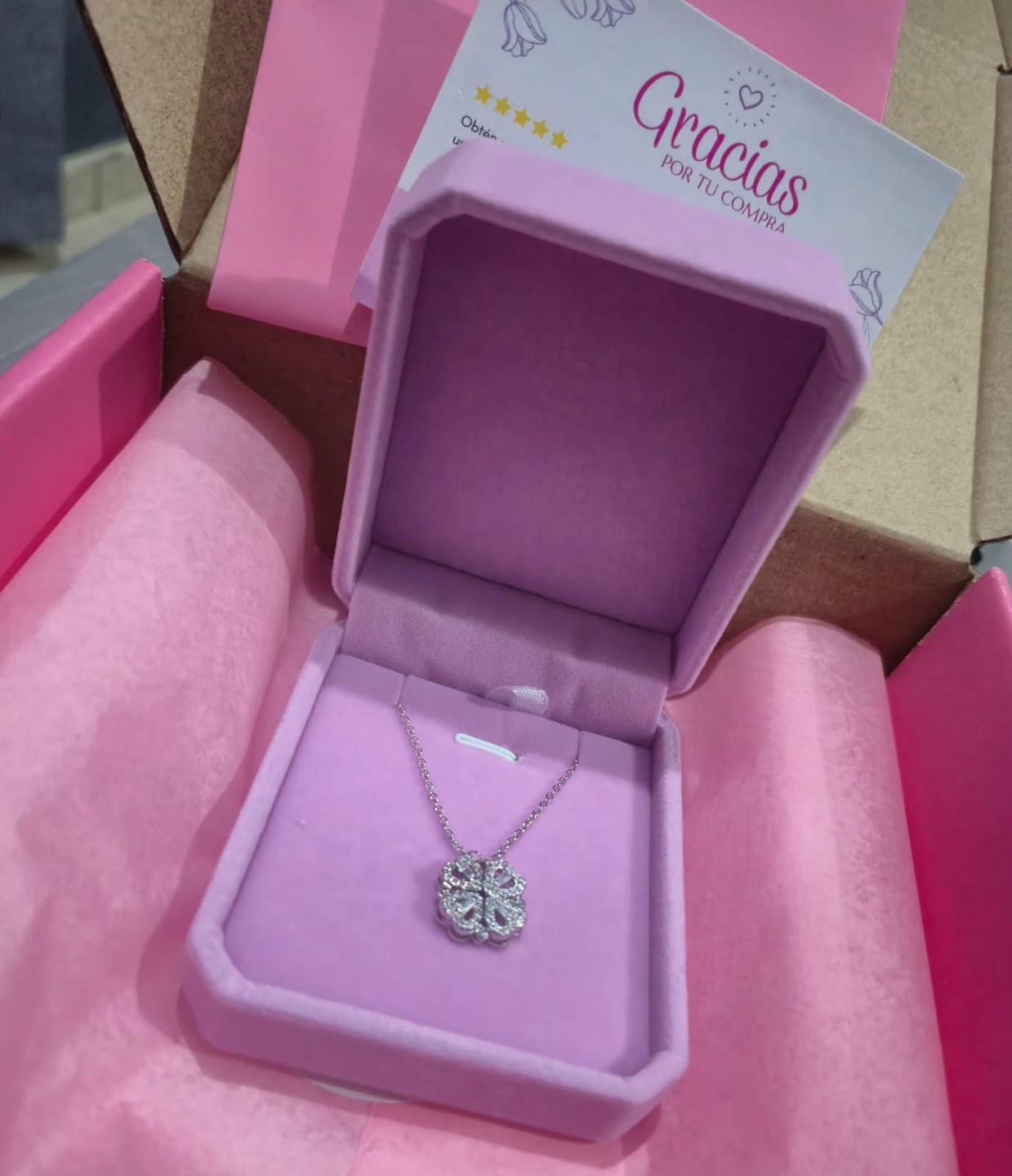 Customer photo review of Collar Trébol de Corazones con Imán