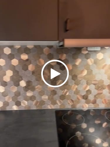Customer video review of 10-pk Mocca hexagon selvklebende veggfliser