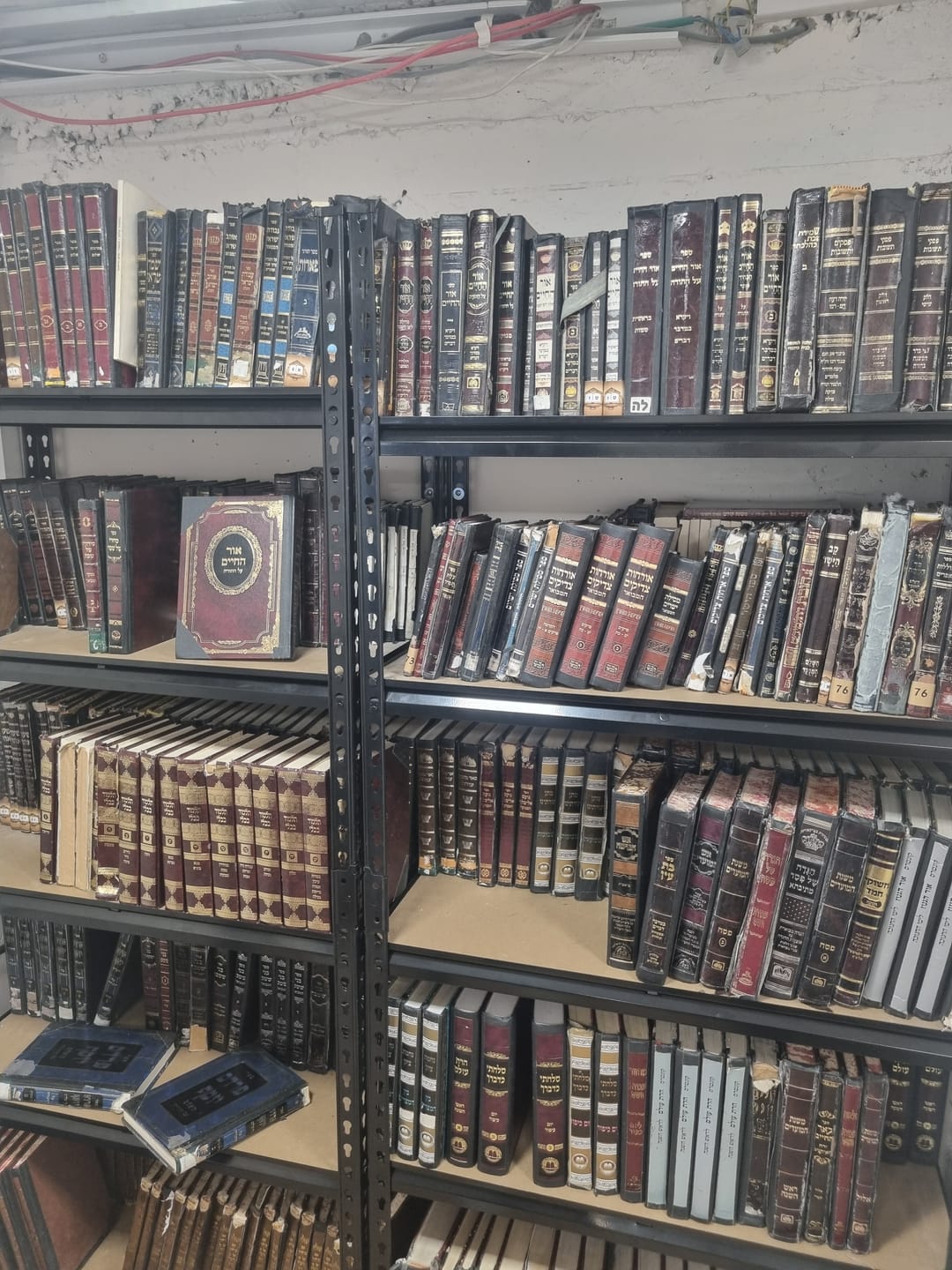 Customer photo review of כוננית מתכת פרמיום 5 מדפים מודולריים גובה 1.8 מטר