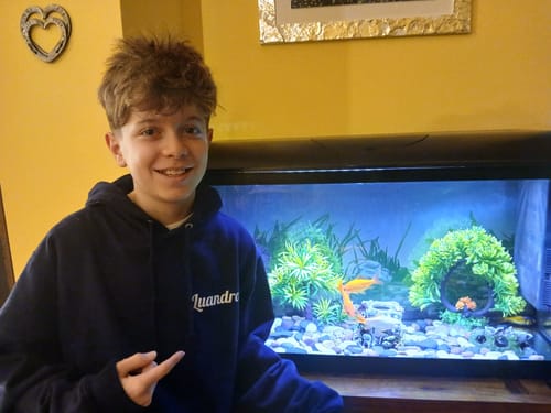 Customer wearing their personalized dark blue Felpa college hoodie indoors.