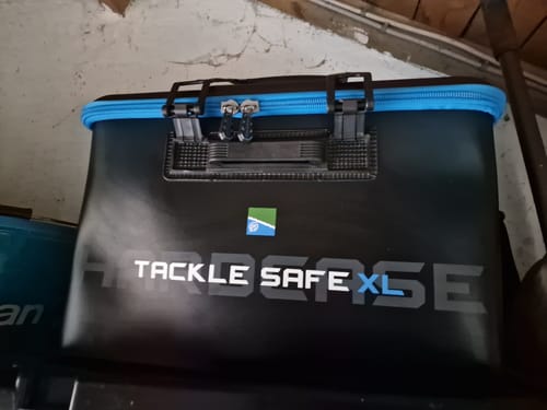 Een recensent toont zijn zwarte HARDCASE TACKLE SAFE XL viskoffer met een blauwe rits.