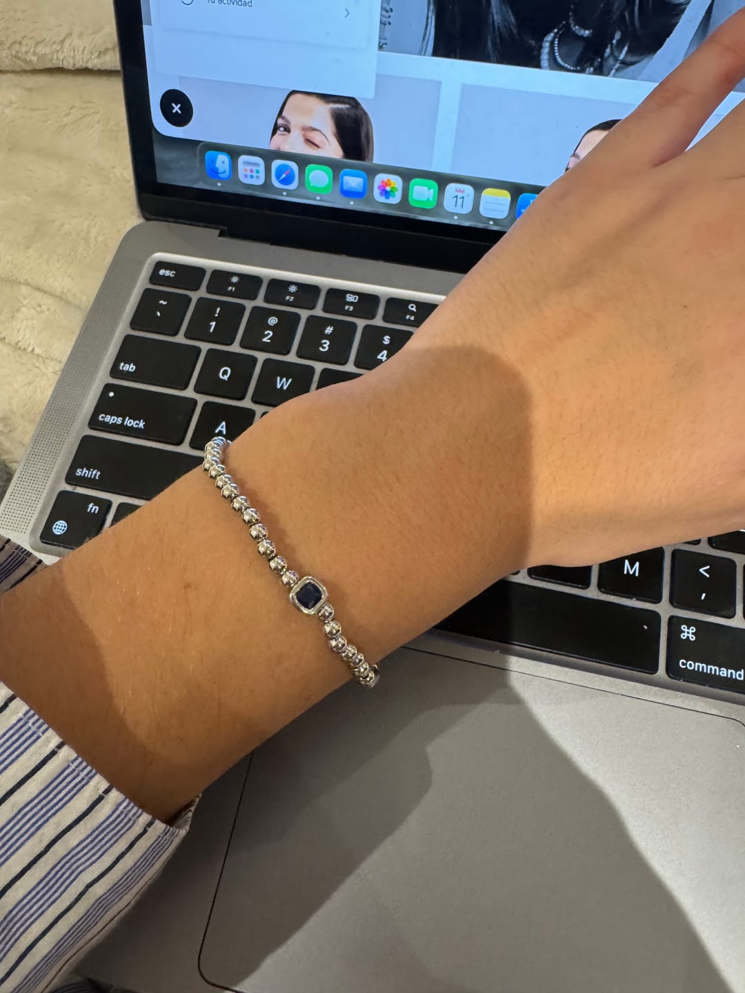 Customer photo review of Pulsera Plateada Bolitas Birthstone Cuadrado