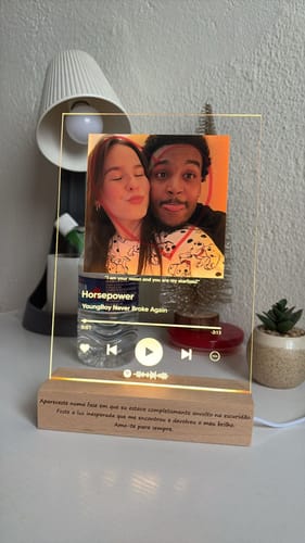 Customer photo review of Placa Spotify Personalizável (Foto & Música)