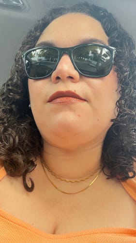 Primer plano de una clienta que lleva puesto su bonito Collar Muriel dorado.