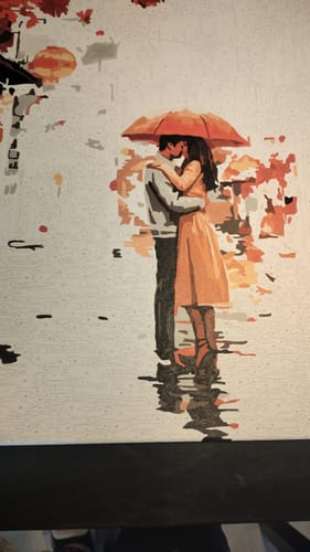 תמונת לקוחה של ציור 'צביעה לפי מספרים' שטרם הושלם, ובו נראה זוג מתנשק תחת מטרייה כתומה.