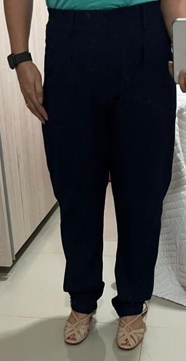 Customer photo review of Calça Slouchy Íris Azul Escuro
